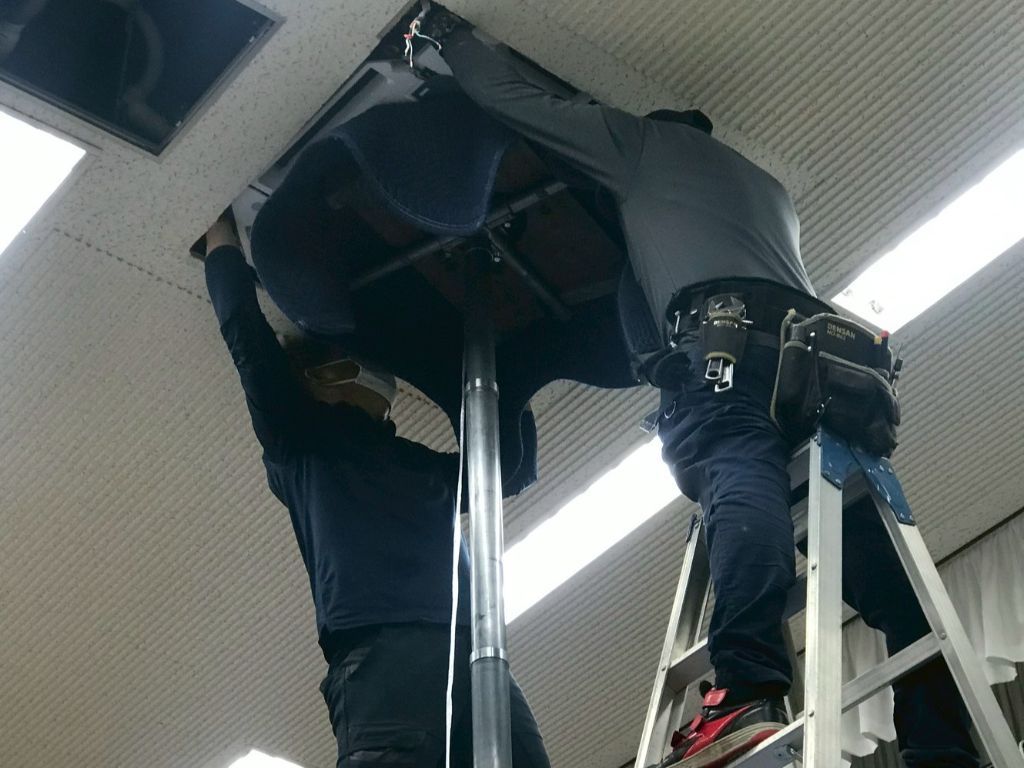 天井設置作業